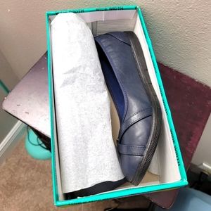 NEW IN BOX Navy flats